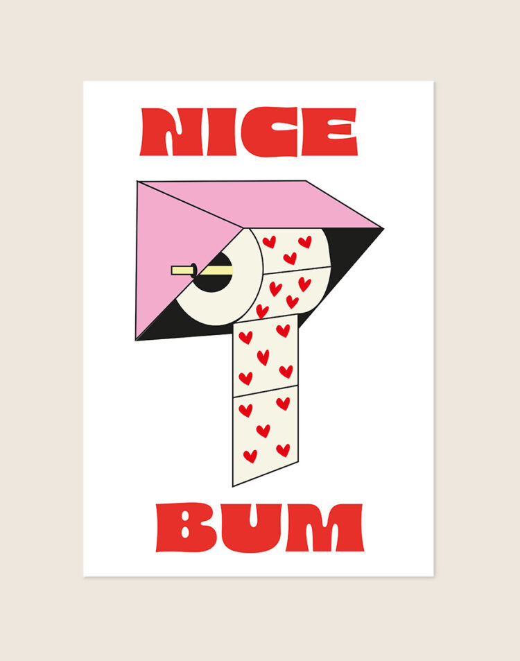 Humoristische toilet Poster Bum met retro rode letters Nice Bum en een roze wc-rolhouder met hartjespapier, sfeervol opgehangen in een ruimte.