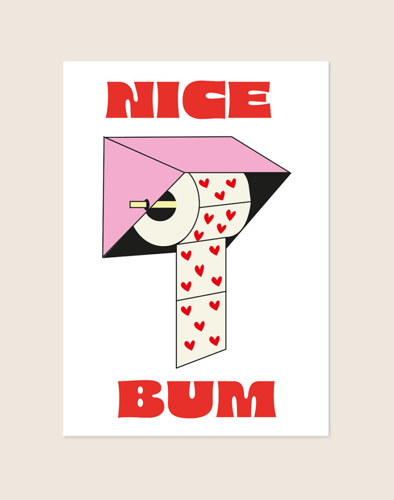 Humoristische toilet Poster Bum met retro rode letters Nice Bum en een roze wc-rolhouder met hartjespapier, sfeervol opgehangen in een ruimte.