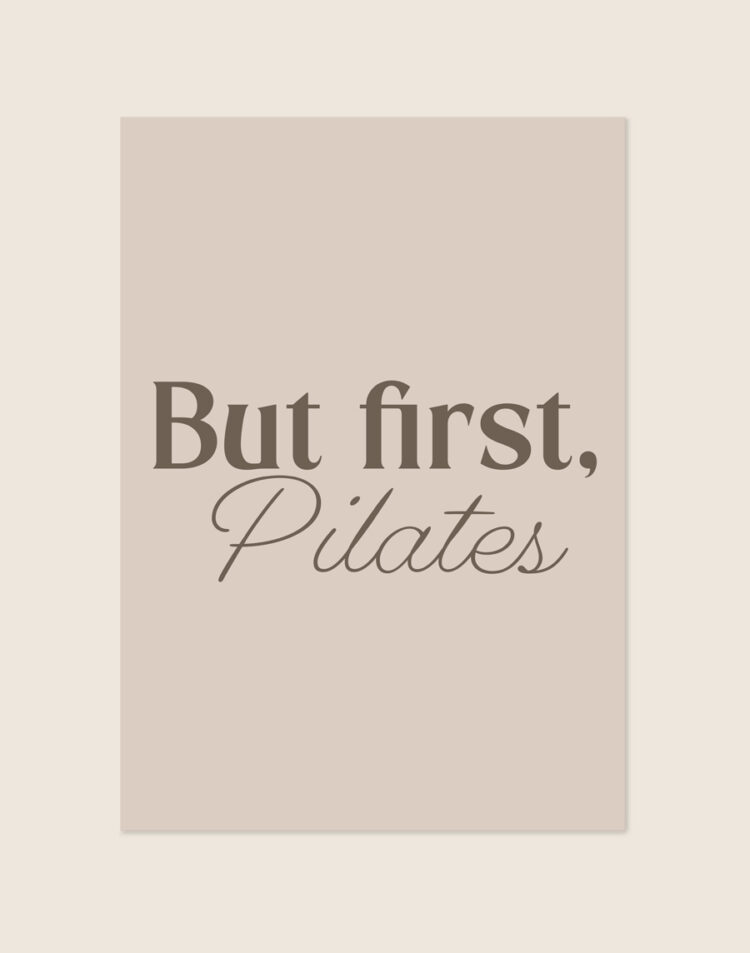 Een sfeervolle, minimalistische poster in warme beige tinten met de tekst "But first, Pilates". "But first," is geschreven in een klassiek, donkerbruin serif-lettertype en "Pilates" in een sierlijk, dun handgeschreven script.