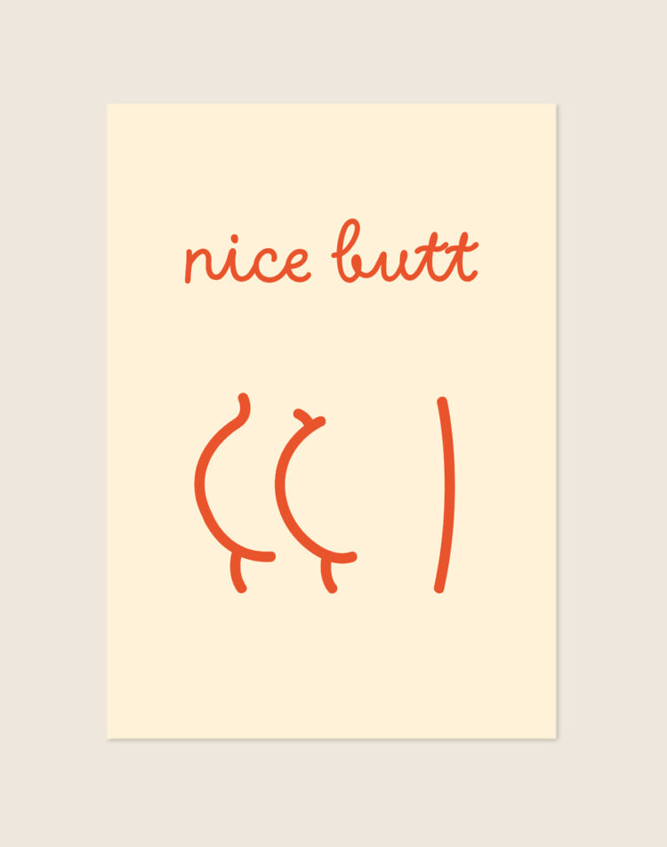 Crèmekleurige poster met terracotta-oranje handgeschreven tekst nice butt en een minimalistische line-art illustratie van een achterwerk, sfeervol opgehangen aan een neutrale muur in een moderne badkamer.