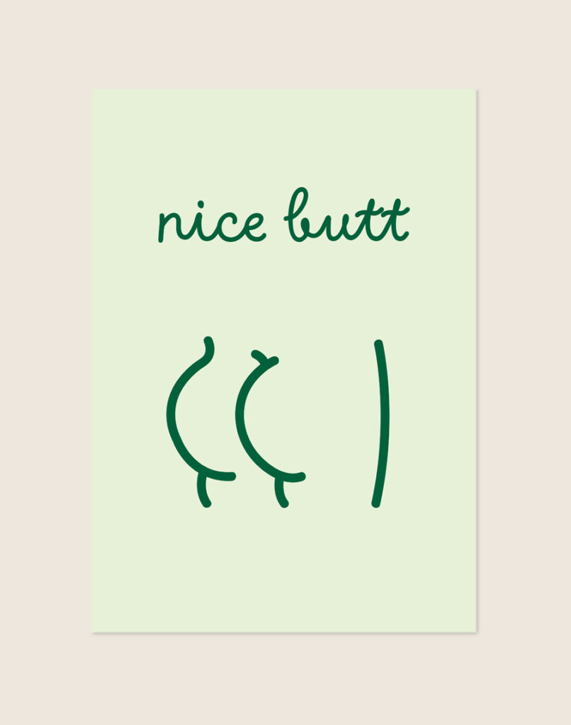 Minimalistische lichtgroene poster met donkergroene line-art van een achterwerk en de handgeschreven tekst nice butt, sfeervol opgehangen aan een neutrale muur in een moderne toiletruimte.