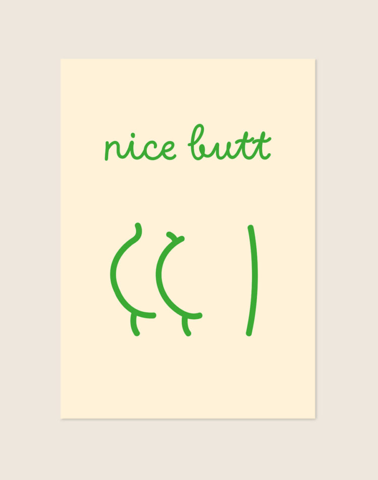 Minimalistische crèmekleurige poster met groene line-art van een achterwerk en de handgeschreven tekst nice butt, sfeervol opgehangen aan een neutrale muur in een moderne toiletruimte.