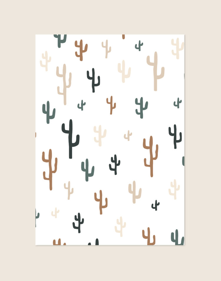 Minimalistische Poster Cactus met een patroon van kleine cactussen in pastel- en aardetinten op een helderwitte achtergrond, sfeervol opgehangen in een ruimte.