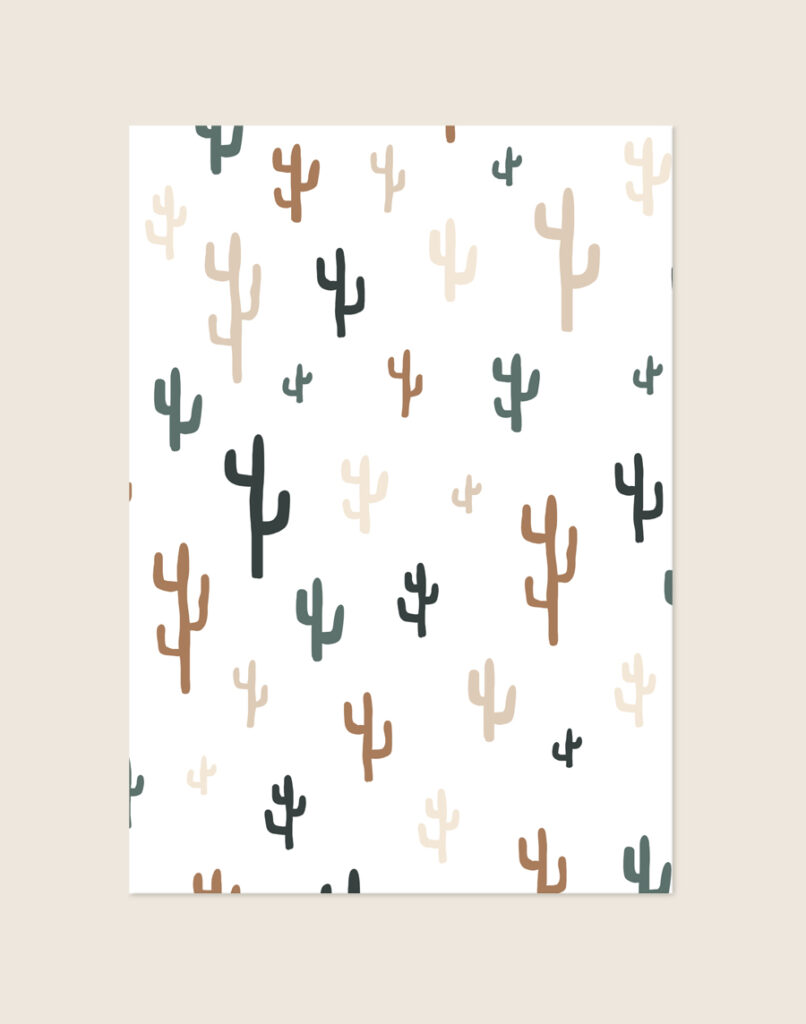 Minimalistische Poster Cactus met een patroon van kleine cactussen in pastel- en aardetinten op een helderwitte achtergrond, sfeervol opgehangen in een ruimte.