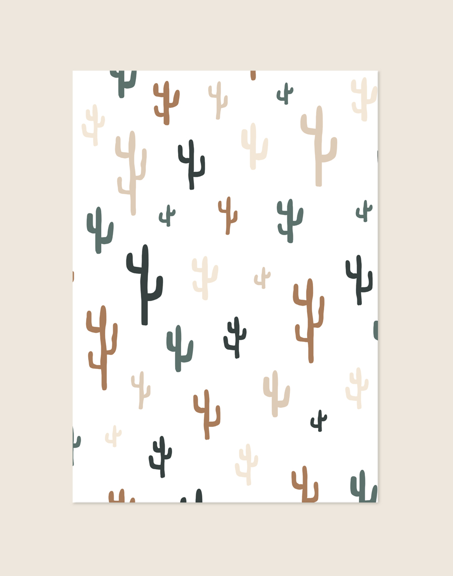 Minimalistische Poster Cactus met een patroon van kleine cactussen in pastel- en aardetinten op een helderwitte achtergrond, sfeervol opgehangen in een ruimte.