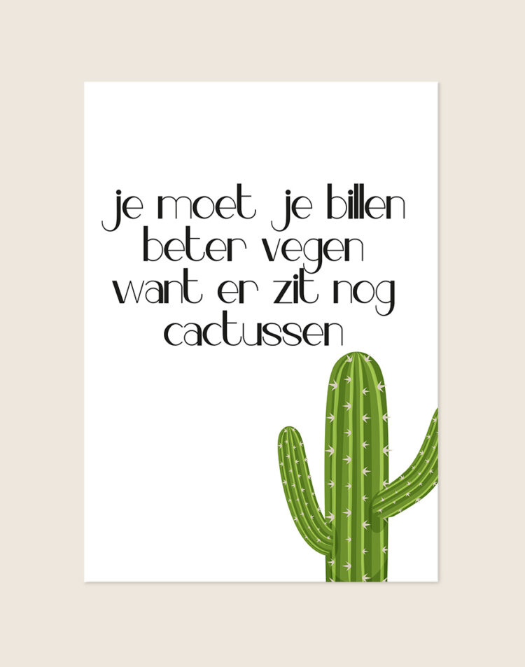 Humoristische WC Poster Cactussen met de Nederlandse tekst "je moet je billen beter vegen want er zit nog cactussen" en een groene cactus illustratie op een helderwitte achtergrond, sfeervol opgehangen in een ruimte.