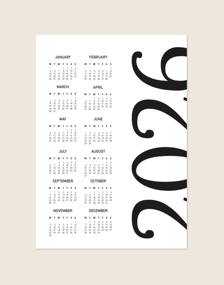Een strakke, witte poster met aan de linkerkant een minimalistisch kalenderoverzicht van alle twaalf maanden van 2026 in het zwart. Aan de rechterzijde staat het jaartal '2026' in gigantische, zwarte typografie verticaal afgedrukt.