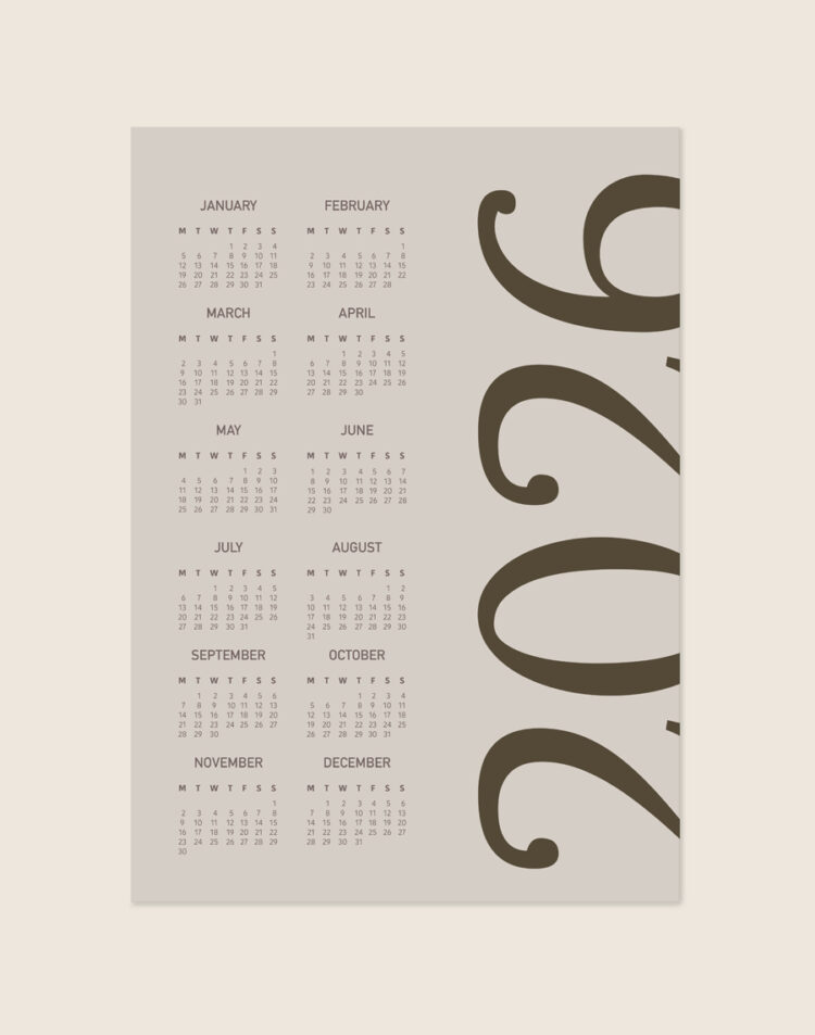 Een beige poster met aan de linkerkant een overzichtelijke kalender van alle twaalf maanden van 2026 in het bruin. Aan de rechterzijde staat het jaartal '2026' in grote bruine letters verticaal afgedrukt.