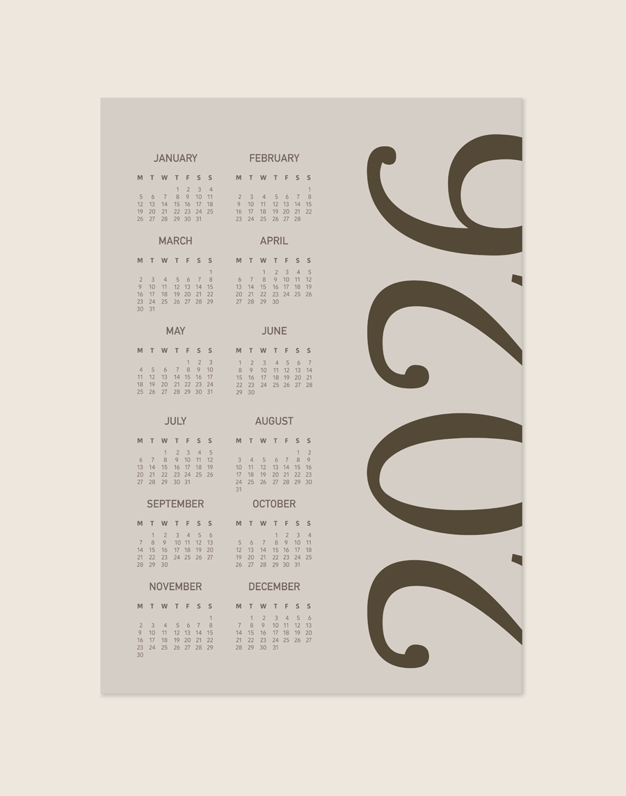 Een beige poster met aan de linkerkant een overzichtelijke kalender van alle twaalf maanden van 2026 in het bruin. Aan de rechterzijde staat het jaartal '2026' in grote bruine letters verticaal afgedrukt.