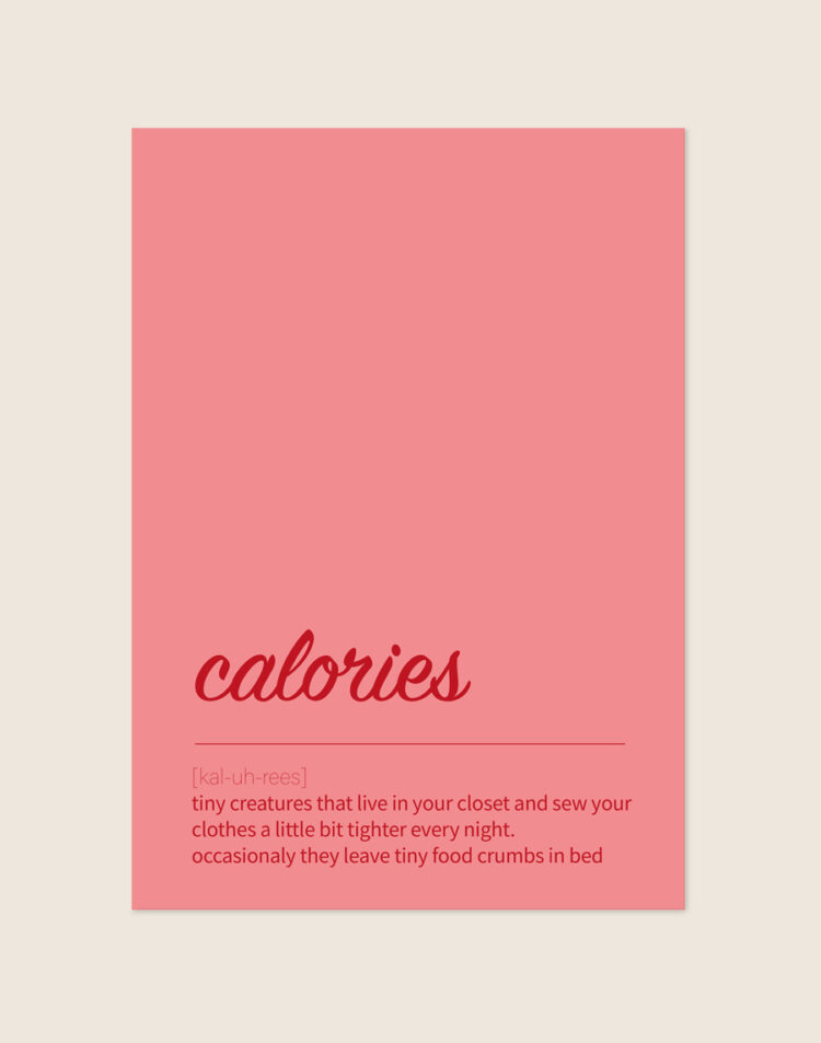 Stijlvolle typografische poster met de tekst en grappige definitie van Calories, sfeervol opgehangen aan de muur in een lichte en moderne keuken.
