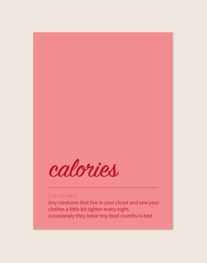 Stijlvolle typografische poster met de tekst en grappige definitie van Calories, sfeervol opgehangen aan de muur in een lichte en moderne keuken.