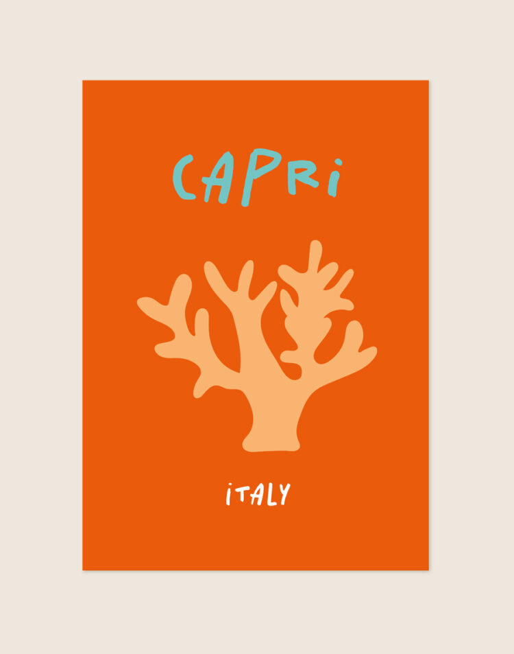 Grafische poster met een abstracte lichtoranje koraalvorm op een dieporanje achtergrond, voorzien van de handgeschreven tekst Capri in het lichtblauw en Italy in het wit.