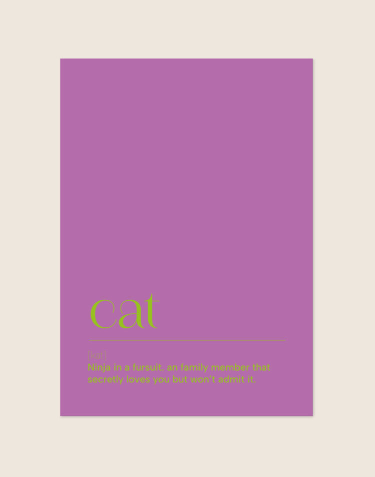 Paarse poster met felgroene tekst die een humoristische woordenboekdefinitie van een kat geeft, sfeervol opgehangen in een modern interieur.