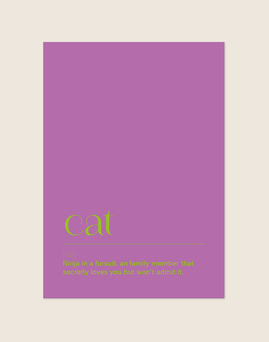 Paarse poster met felgroene tekst die een humoristische woordenboekdefinitie van een kat geeft, sfeervol opgehangen in een modern interieur.