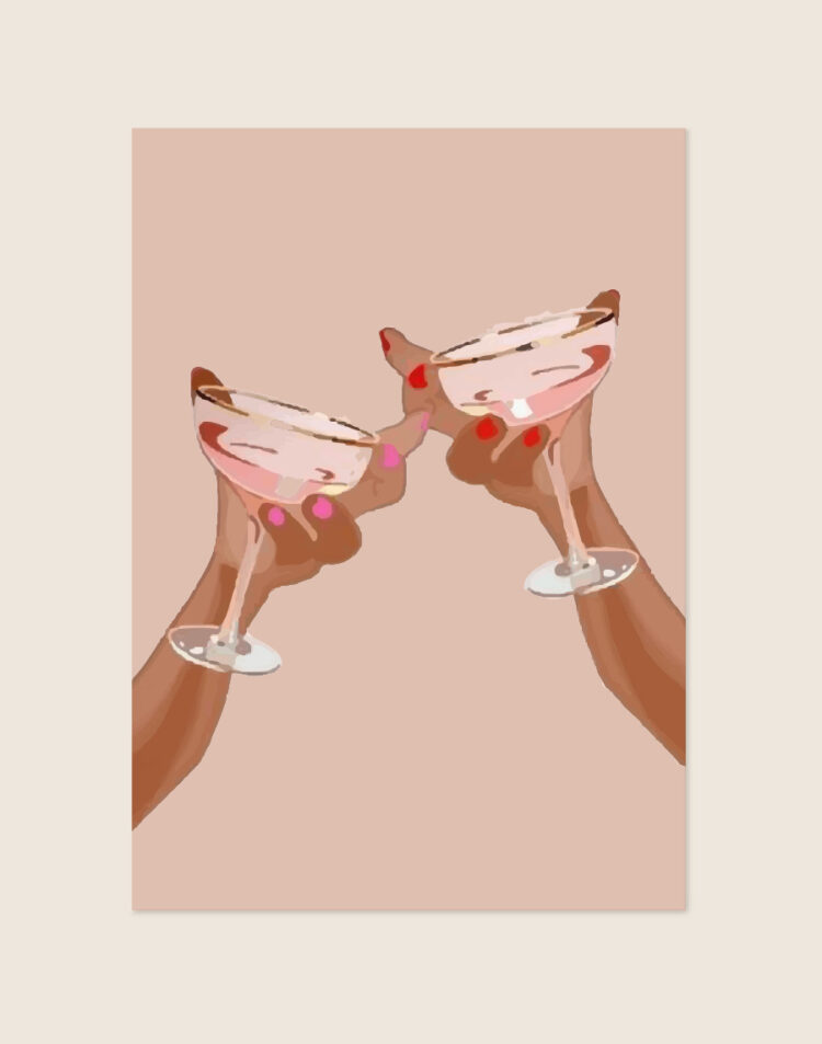 Een gestileerde illustratie van twee handen met een bruine huidskleur die proosten met ronde cocktailglazen. De glazen zijn gevuld met een lichtroze drankje. De linkerhand heeft roze gelakte nagels, terwijl de rechterhand rode nagellak draagt. Het tafereel is afgebeeld tegen een effen, zachtroze achtergrond.