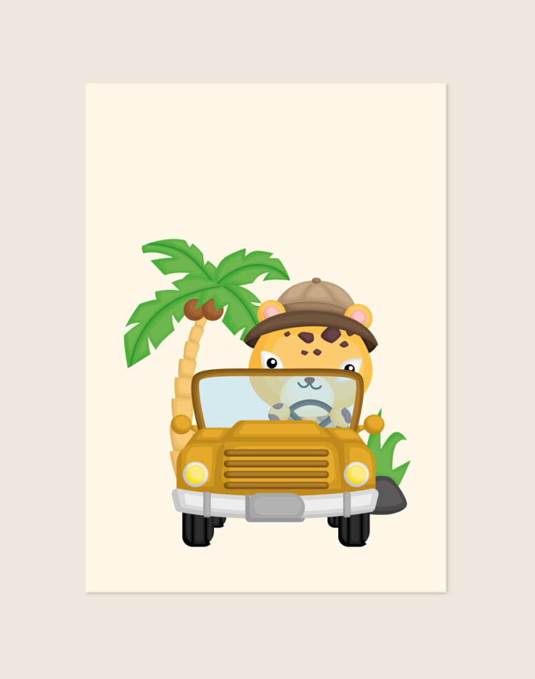 Avontuurlijke kinderkamer Poster Cheetah in auto met een geïllustreerde cheetah met safari-hoed in een gele jeep voor een palmboom op een lichte achtergrond, sfeervol opgehangen in een ruimte.