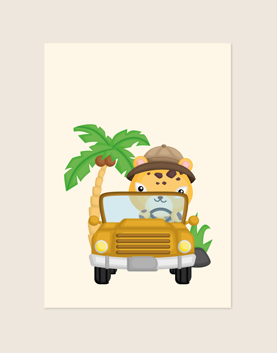 Avontuurlijke kinderkamer Poster Cheetah in auto met een geïllustreerde cheetah met safari-hoed in een gele jeep voor een palmboom op een lichte achtergrond, sfeervol opgehangen in een ruimte.