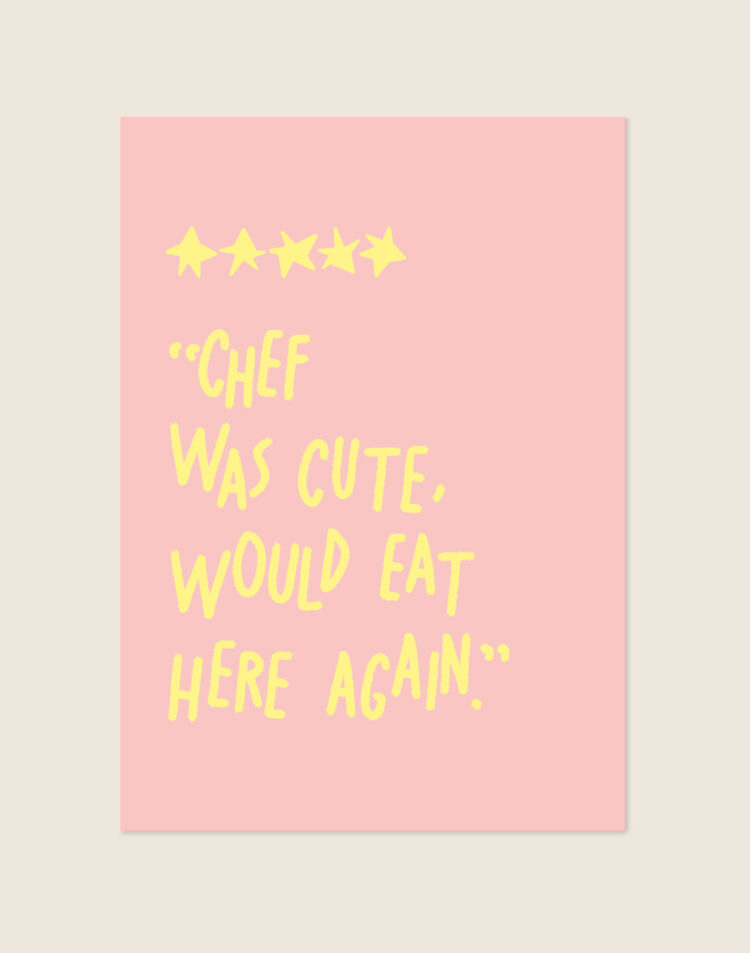 Stijlvolle typografische poster geïnspireerd op culinair meesterschap met het woord Chef, sfeervol opgehangen aan de muur bij een modern kookeiland.