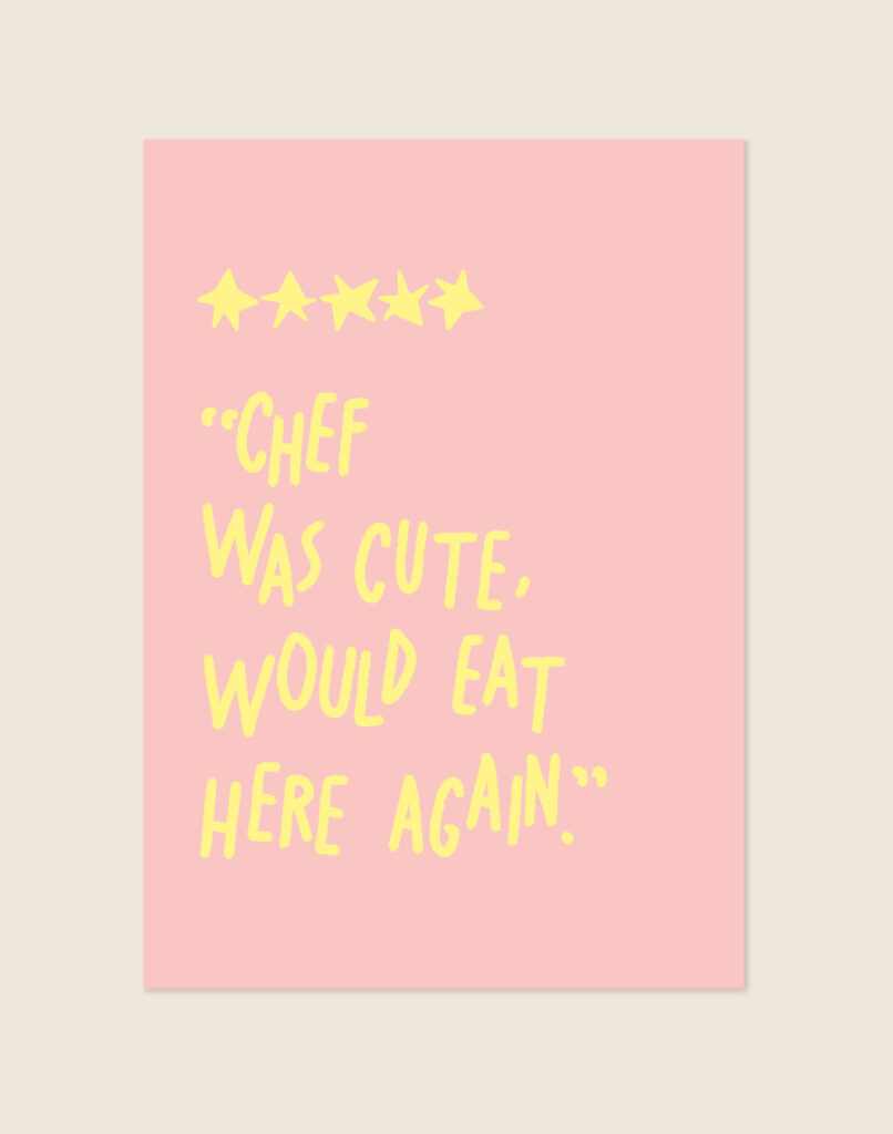 Stijlvolle typografische poster geïnspireerd op culinair meesterschap met het woord Chef, sfeervol opgehangen aan de muur bij een modern kookeiland.