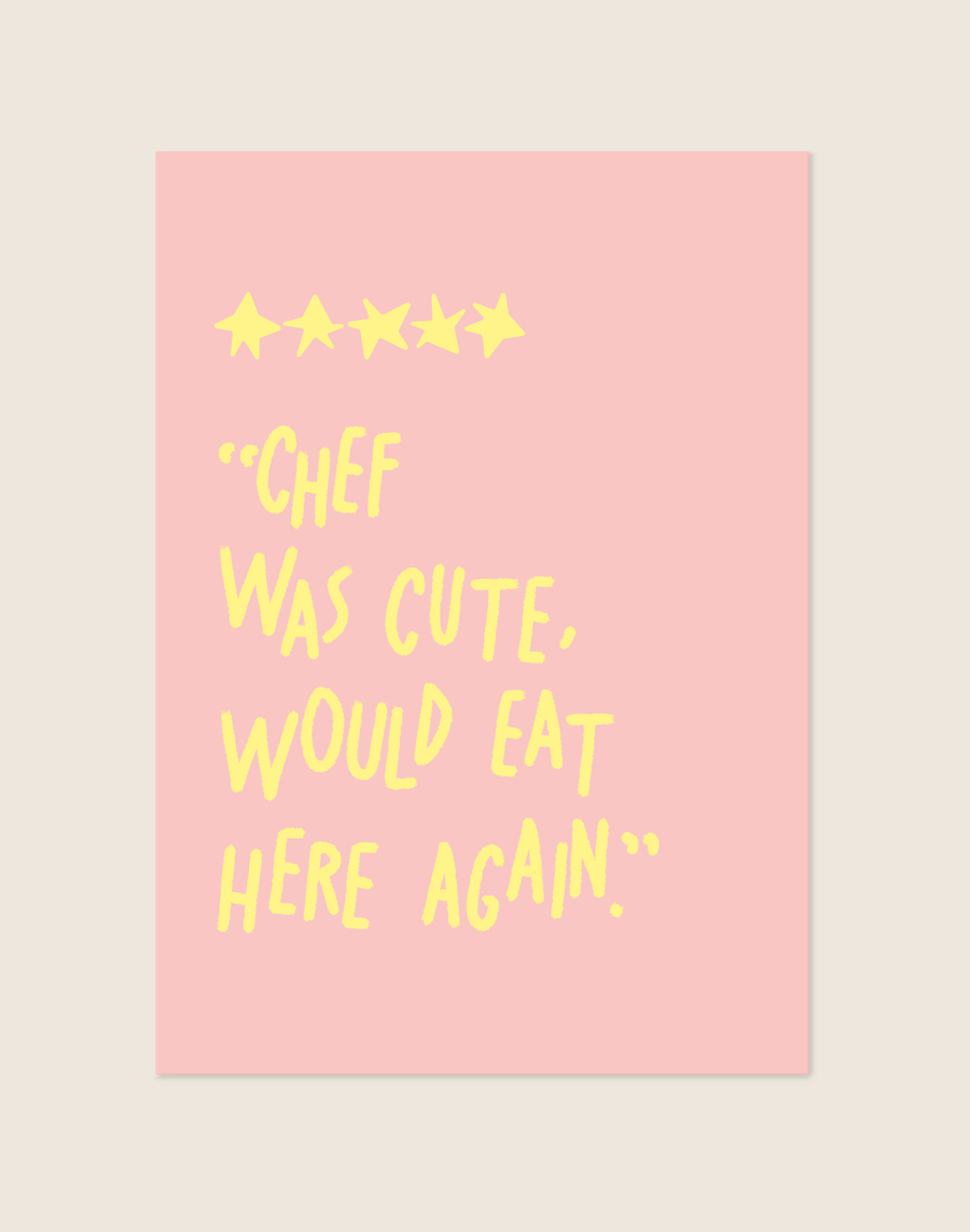 Stijlvolle typografische poster geïnspireerd op culinair meesterschap met het woord Chef, sfeervol opgehangen aan de muur bij een modern kookeiland.