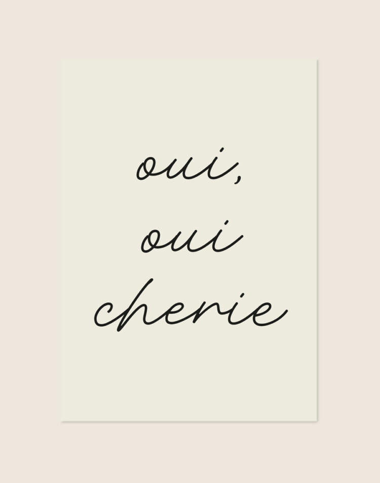 Minimalistische crèmekleurige poster met de zwarte, sierlijk geschreven Franse tekst 'oui, oui cherie' in het midden.