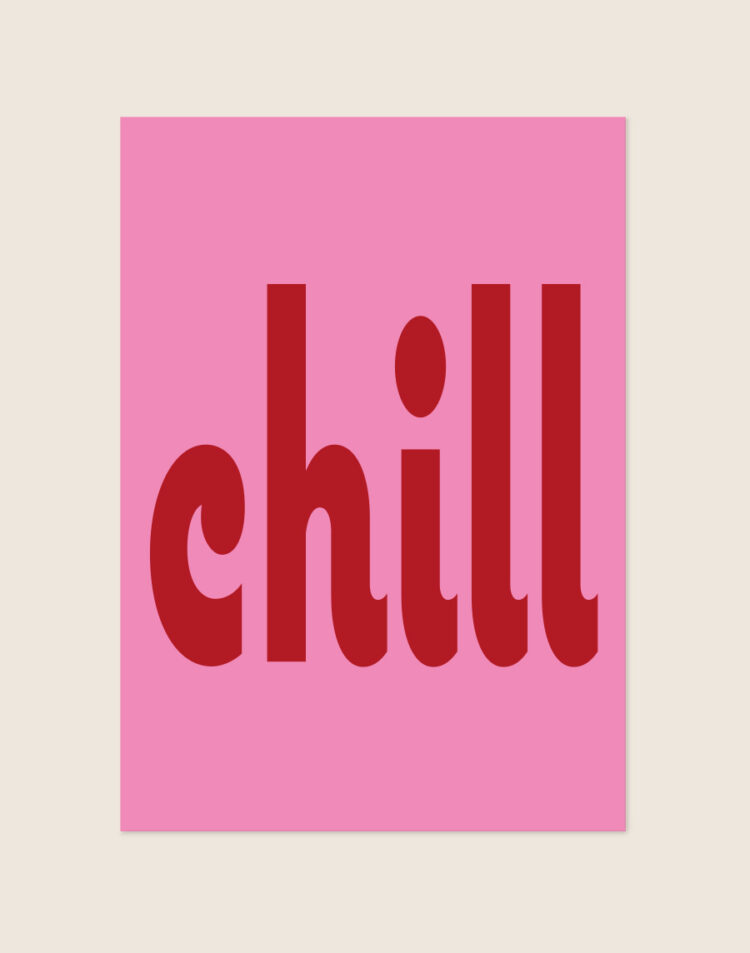Een typografische poster met een effen, helderroze achtergrond. In het midden staat het woord 'chill' geschreven in kleine letters met een dik, donkerrood retro lettertype.