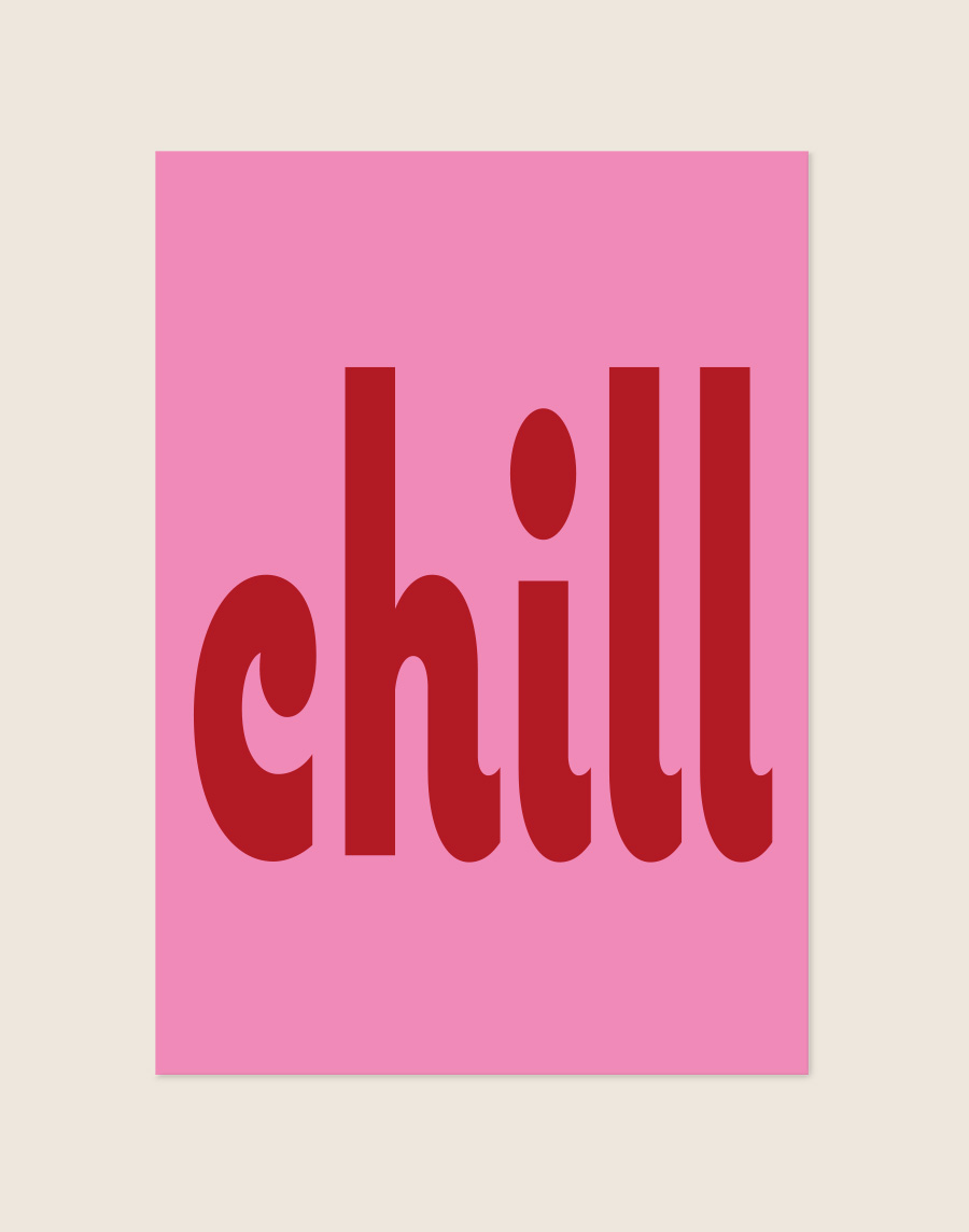 Een typografische poster met een effen, helderroze achtergrond. In het midden staat het woord 'chill' geschreven in kleine letters met een dik, donkerrood retro lettertype.