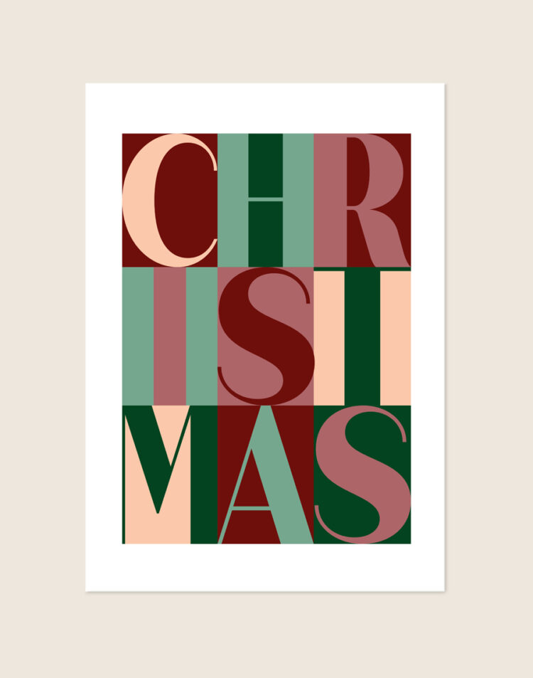 Grafische kerstposter met het woord CHRISTMAS opgedeeld in grote letters over drie rijen, ontworpen in kleurrijke vlakken van rood, groen, roze en perzik.