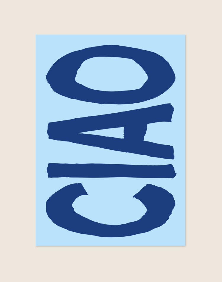 Typografische poster met het Italiaanse woord Ciao in grote, handgeschilderde donkerblauwe letters op een frisse lichtblauwe achtergrond.
