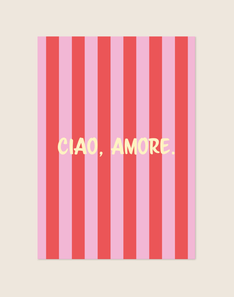 Vrolijke poster met verticale roze en koraalrode strepen en de zachtgele tekst 'CIAO, AMORE.' in het midden.