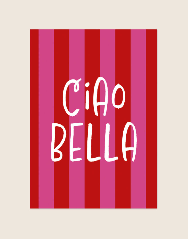 Opvallende poster met verticale rode en fuchsia roze strepen en de witte handgeschreven tekst 'CIAO BELLA' in het midden.