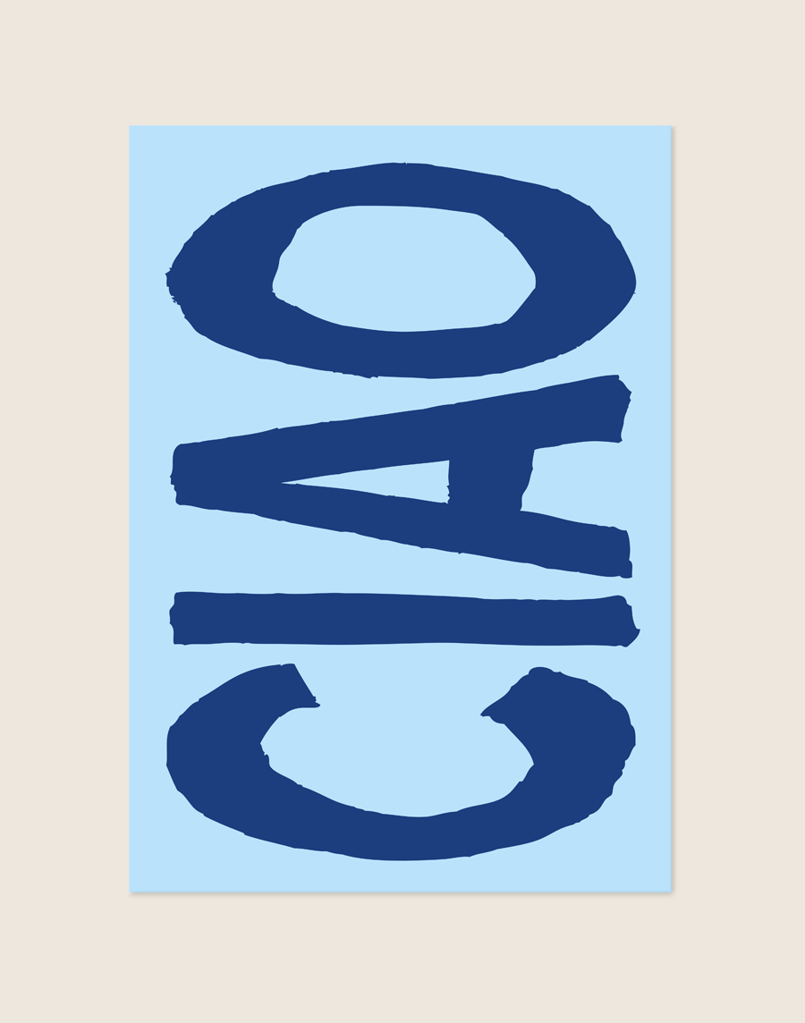 Typografische poster met het Italiaanse woord Ciao in grote, handgeschilderde donkerblauwe letters op een frisse lichtblauwe achtergrond.