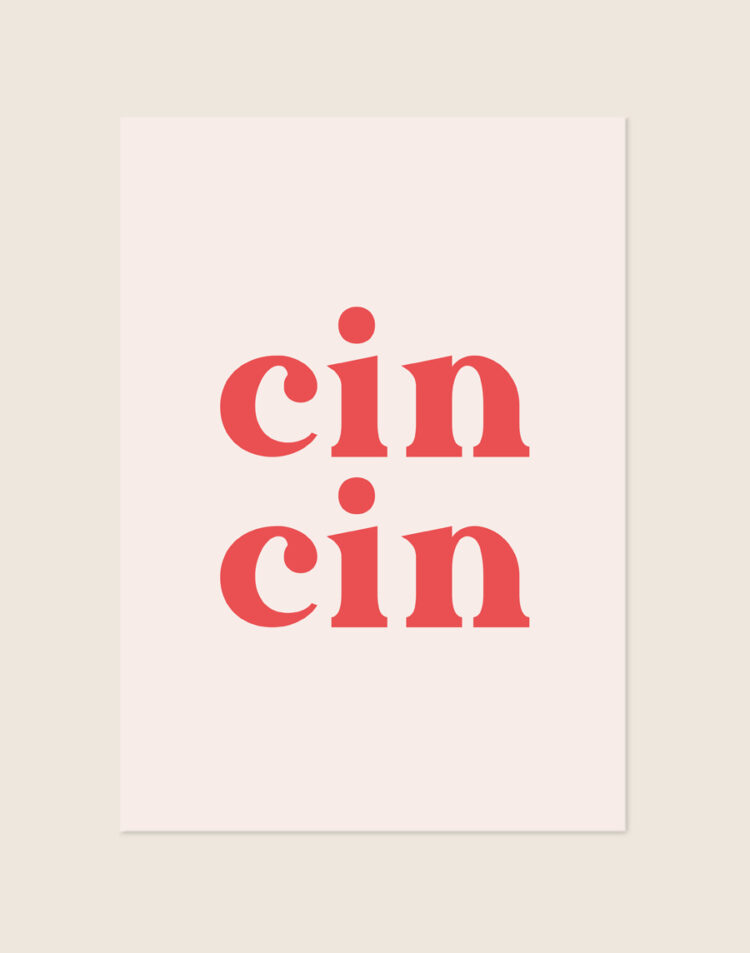 Trendy poster met de tekst Cin Cin in een stijlvol roze ontwerp, sfeervol opgehangen boven een barcart in een moderne woonkamer.