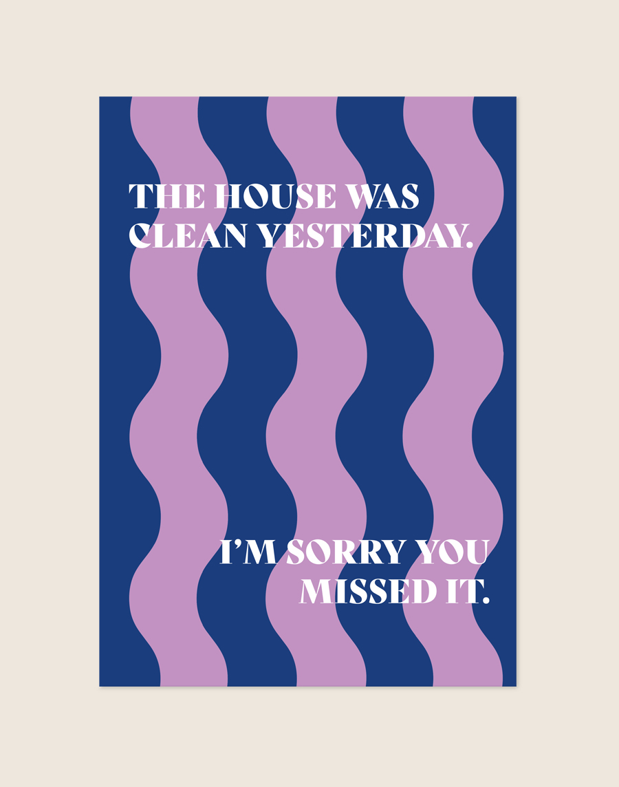 Opvallende poster met golvende donkerblauwe en lila-paarse verticale banen met de witte tekst 'THE HOUSE WAS CLEAN YESTERDAY. I'M SORRY YOU MISSED IT.'
