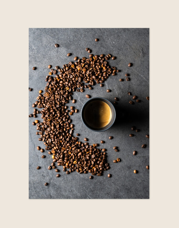 Stijlvolle typografische poster met de tekst Coffee, sfeervol opgehangen aan een neutrale muur bij een koffiecorner in een moderne keuken.