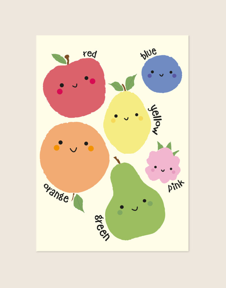 Een vrolijke, crèmekleurige poster met schattige illustraties van lachend fruit in diverse kleuren, met daarnaast de Engelse kleurnamen zoals red, blue, yellow, orange, green en pink geschreven in speelse letters.
