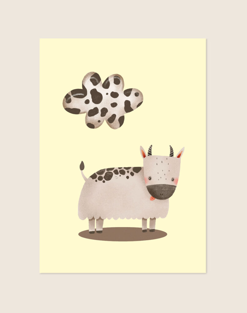 Schattige kinderkamer Poster Cow yellow met een geïllustreerde koe met een uitgestoken tong en een wolkje in koeienprint op een zachtgele achtergrond, sfeervol opgehangen in een ruimte.
