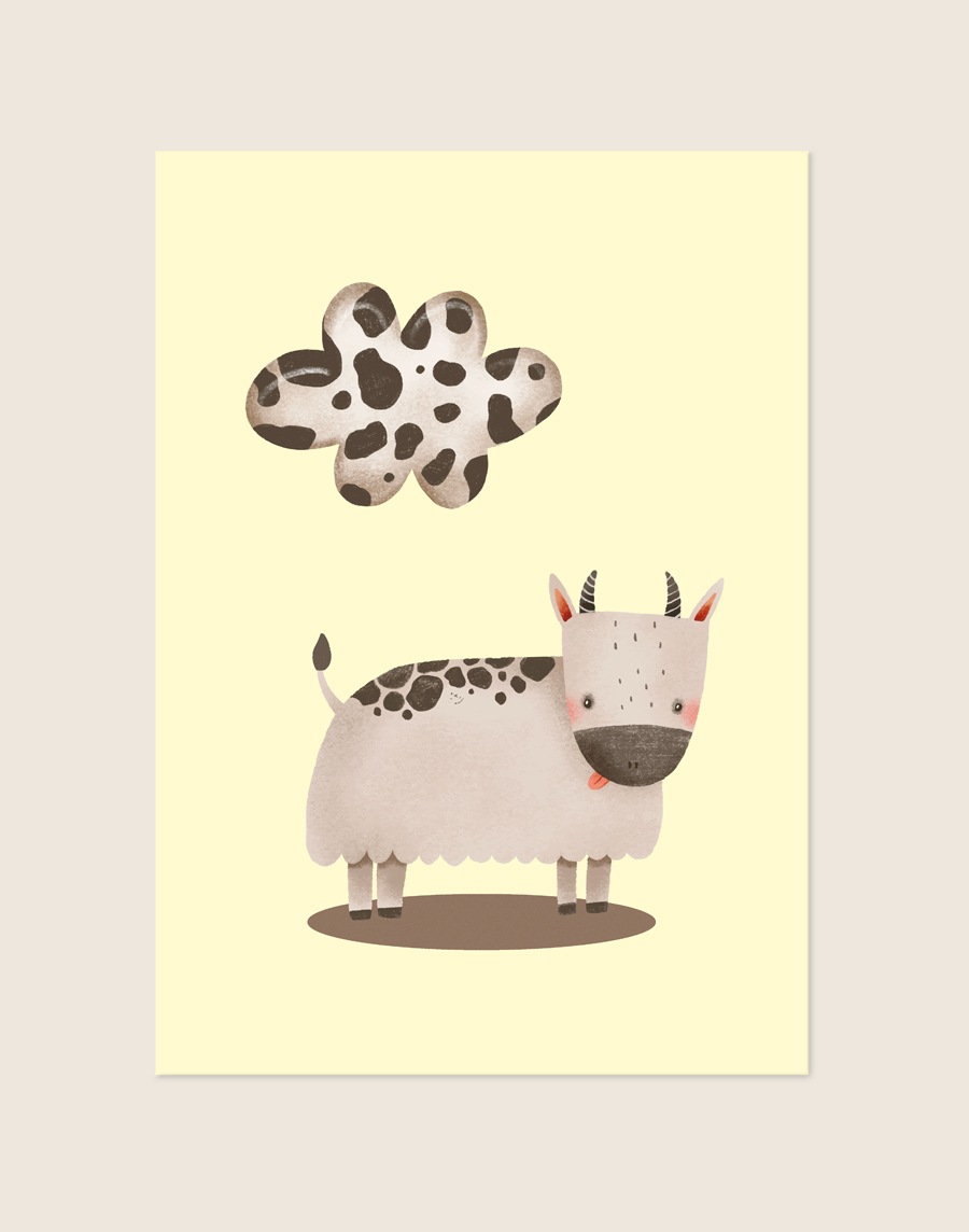 Schattige kinderkamer Poster Cow yellow met een geïllustreerde koe met een uitgestoken tong en een wolkje in koeienprint op een zachtgele achtergrond, sfeervol opgehangen in een ruimte.