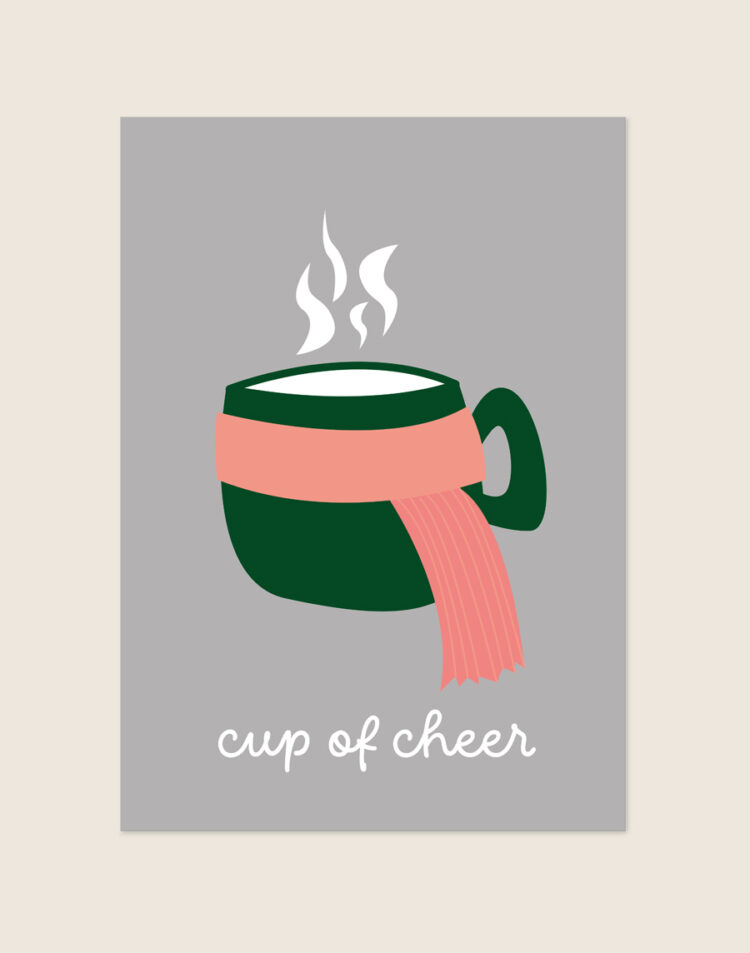 Grijze poster met een illustratie van een dampende donkergroene mok, omwikkeld met een roze sjaal, en de witte sierlijke tekst 'cup of cheer', sfeervol opgehangen in een knusse keuken.