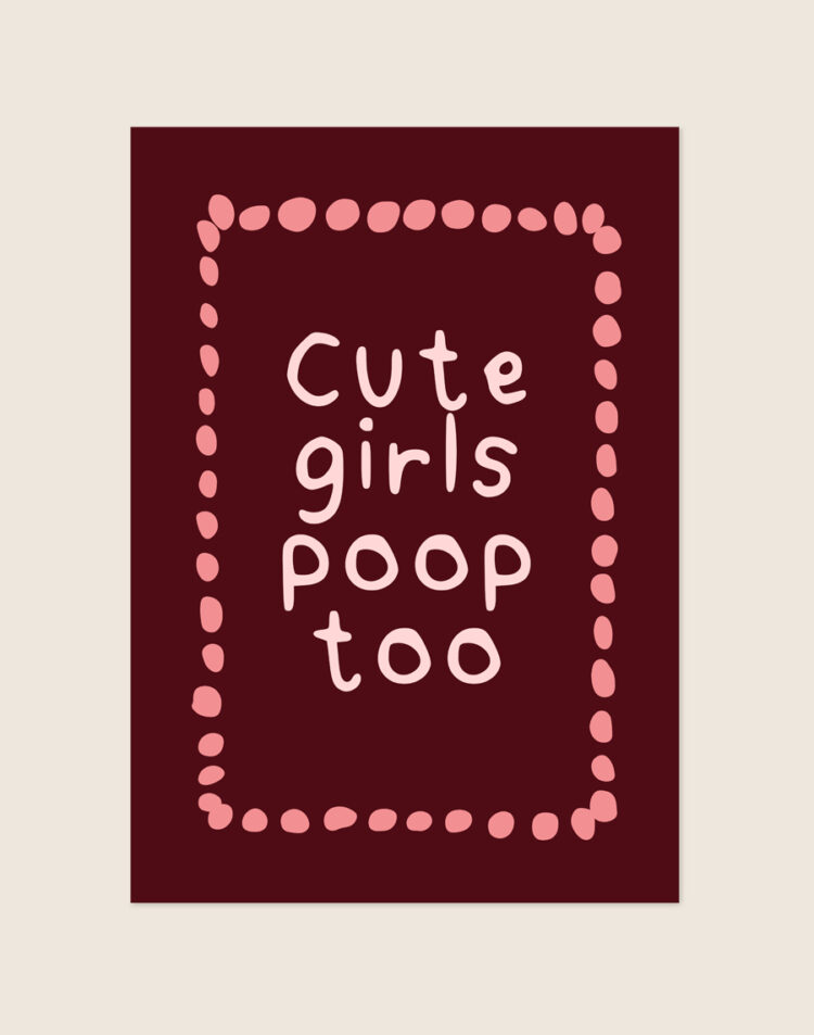 Diep bordeauxrode poster met lichtroze handgeschreven tekst Cute girls poop too en een handgetekende stippenrand, sfeervol opgehangen aan een neutrale muur in een moderne toiletruimte.