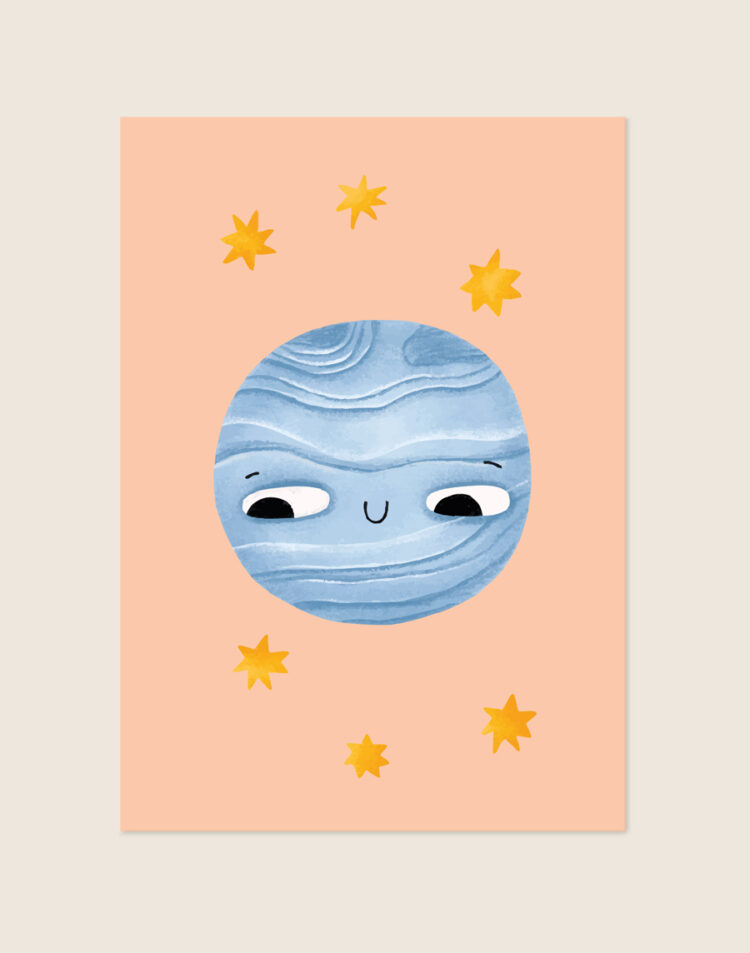 Een lieve kinderposter met een zacht perzikkleurige achtergrond. In het midden staat een lichtblauwe planeet met een aquareltextuur, een klein lachend mondje en grote ogen die speels naar links kijken. Rondom de planeet zweven zes gele sterren.