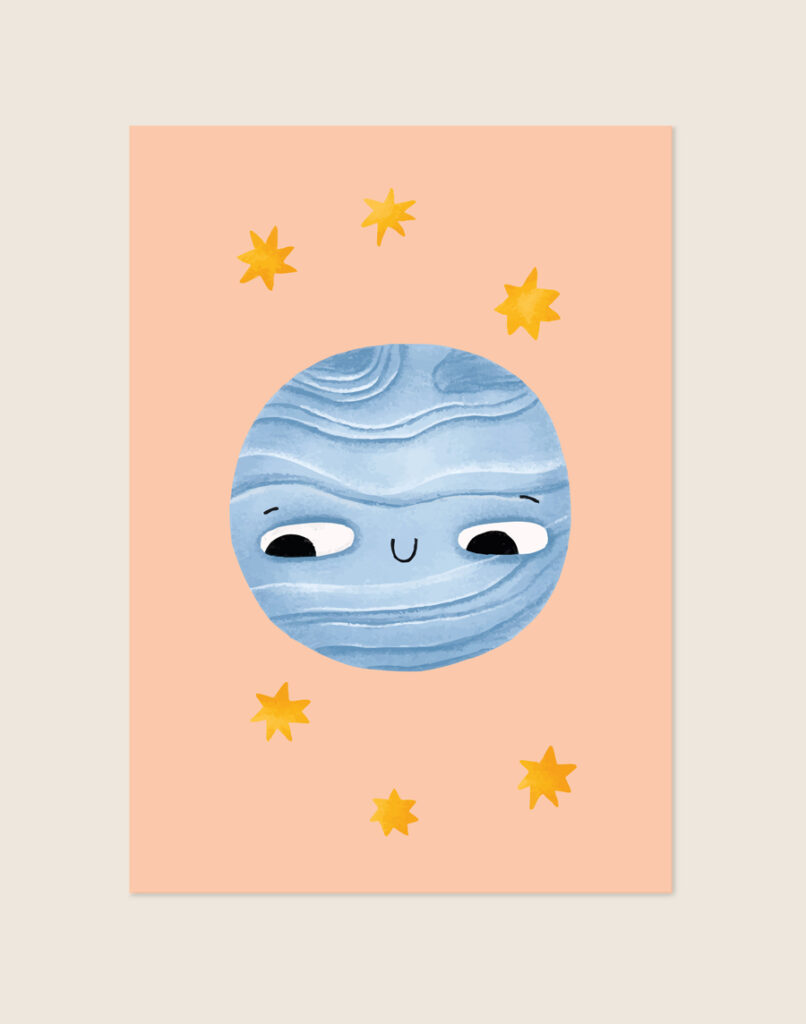 Een lieve kinderposter met een zacht perzikkleurige achtergrond. In het midden staat een lichtblauwe planeet met een aquareltextuur, een klein lachend mondje en grote ogen die speels naar links kijken. Rondom de planeet zweven zes gele sterren.