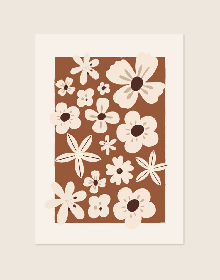 Botanische poster in boho stijl met een grafische illustratie van diverse beige bloemen met donkere harten op een warm roestbruin vlak, voorzien van een lichte beige rand.