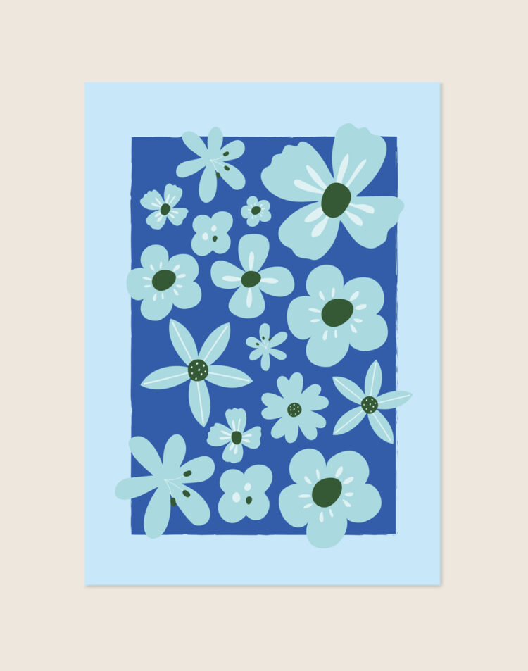 Grafische poster in retro stijl met een illustratie van diverse lichtblauwe bloemen met donkergroene harten op een diepblauw vlak, omlijst door een lichtblauwe rand.