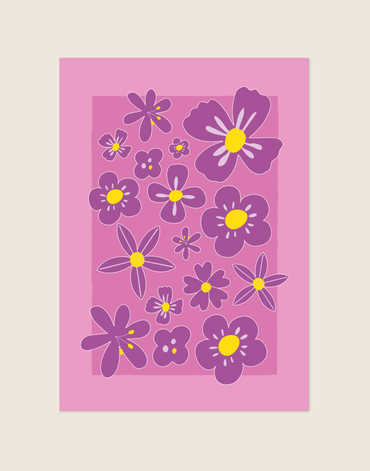 Kleurrijke poster in retro stijl met een grafische illustratie van diverse paarse bloemen met gele harten op een roze-paars vlak, sfeervol omlijst door een zachtroze rand.