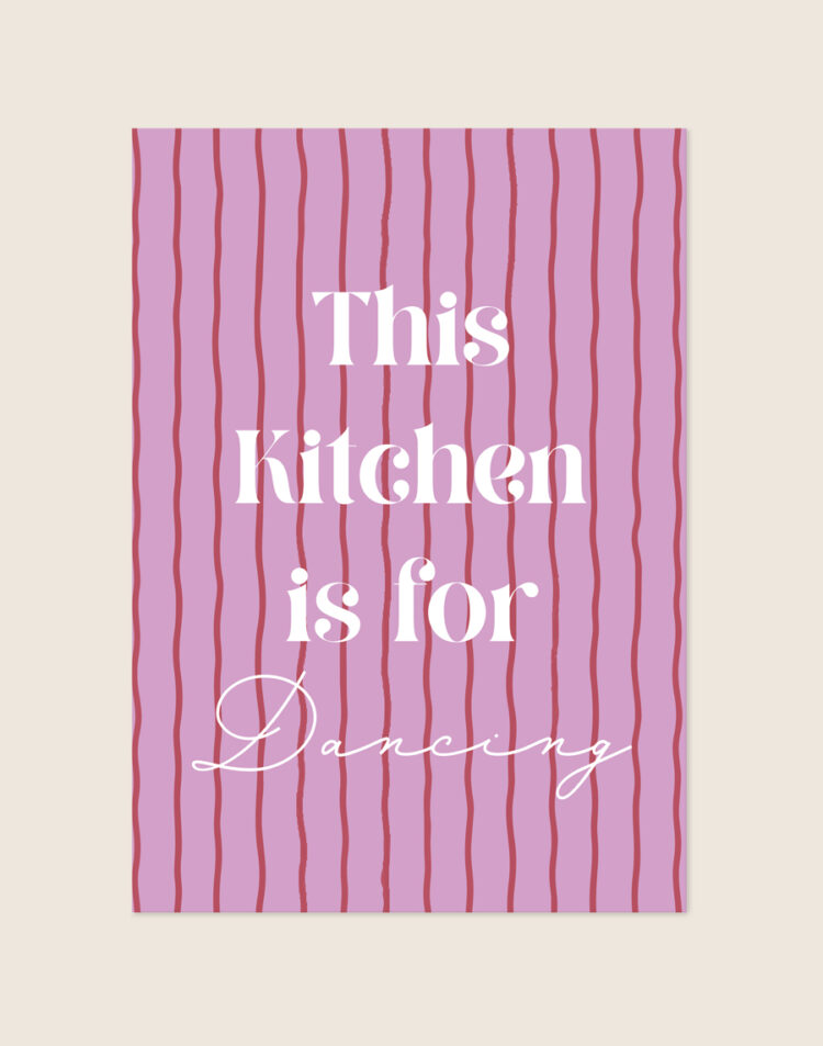 Stijlvolle typografische poster met het woord Dancing, sfeervol opgehangen aan een neutrale muur in een moderne woonkamer.