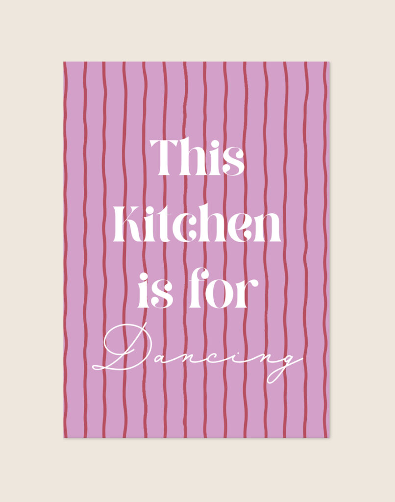 Stijlvolle typografische poster met het woord Dancing, sfeervol opgehangen aan een neutrale muur in een moderne woonkamer.