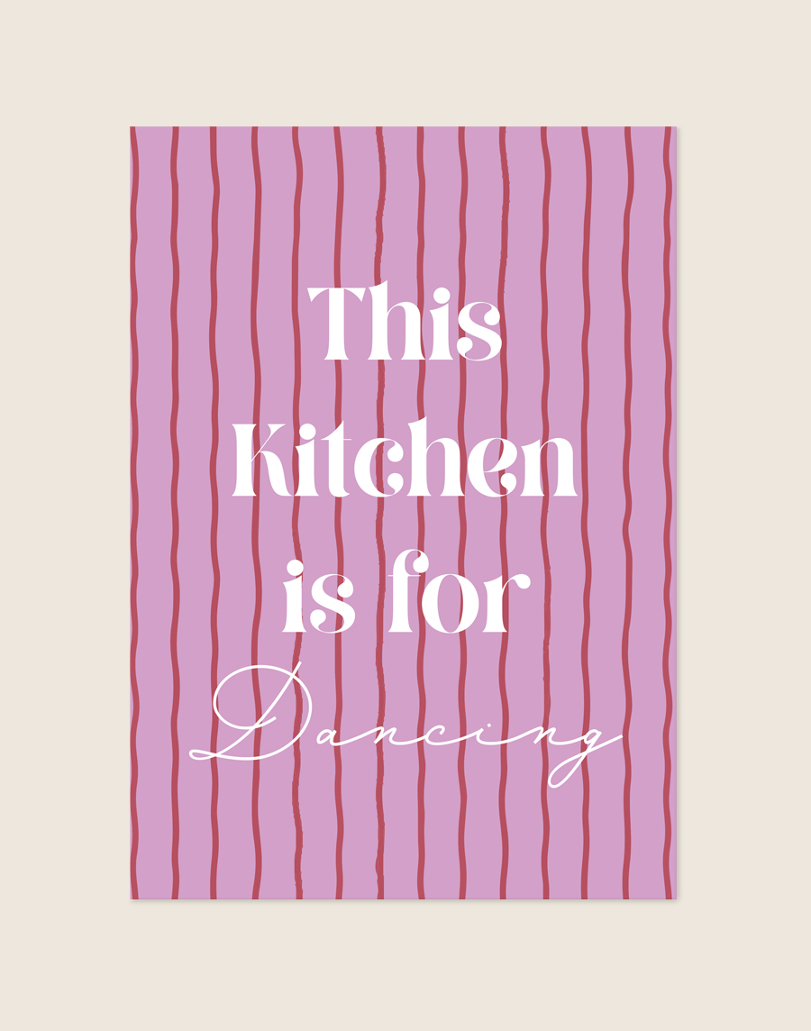 Stijlvolle typografische poster met het woord Dancing, sfeervol opgehangen aan een neutrale muur in een moderne woonkamer.