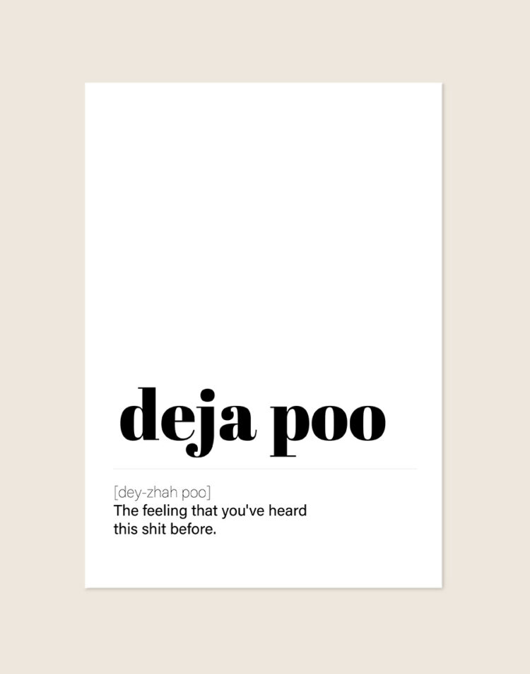 Humoristische WC Poster Deja poo met de Engelse woordenboekdefinitie "The feeling that you've heard this shit before" op een helderwitte achtergrond, sfeervol opgehangen in een ruimte.