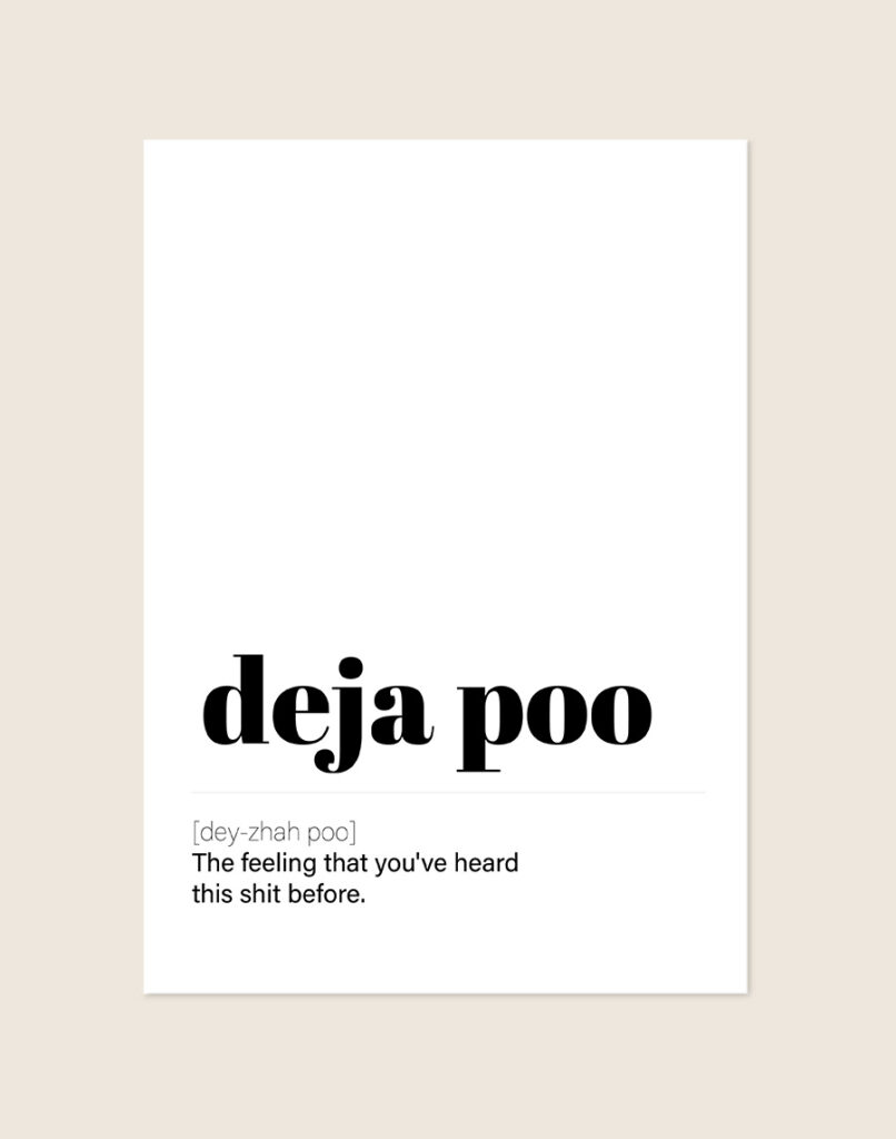 Humoristische WC Poster Deja poo met de Engelse woordenboekdefinitie "The feeling that you've heard this shit before" op een helderwitte achtergrond, sfeervol opgehangen in een ruimte.
